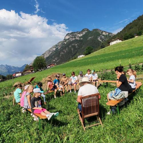 Lesekreis in der Wiese