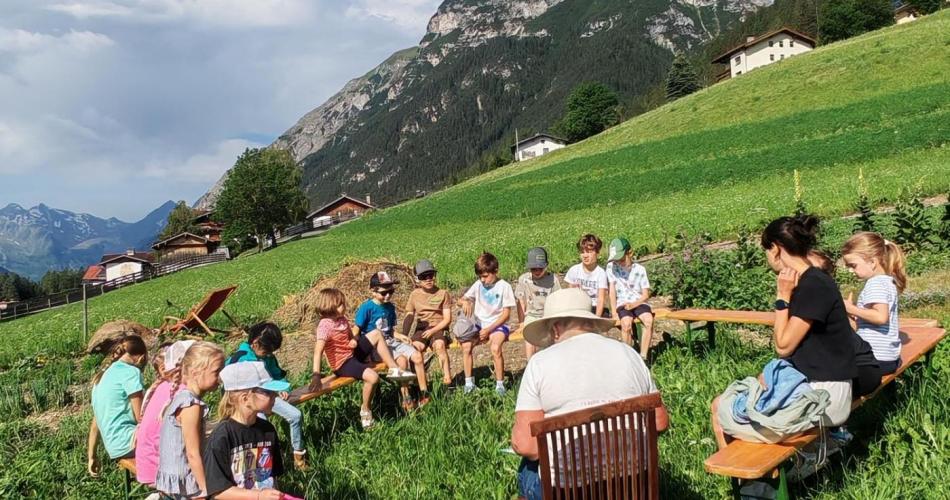 Lesekreis in der Wiese